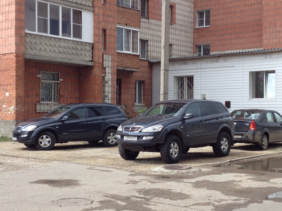 Братья — близнецы. Даже цвет тот же. — SsangYong Kyron