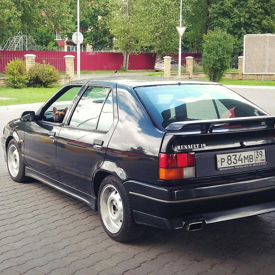 француз во французе. — Renault 19