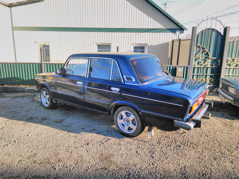 Для сравнения, как было, видно что перед на стоке высоко — Lada 2106