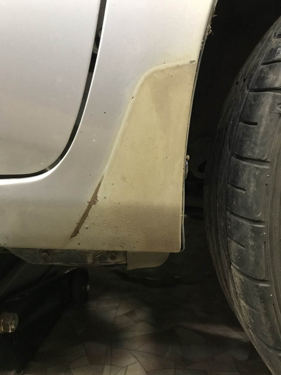 Грязь и ржа под брызговиком. — Toyota Corolla (140/150)