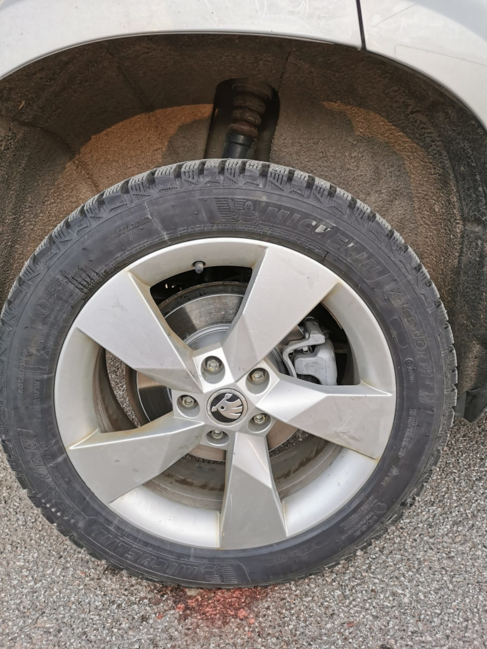 Задние 282 на 41 поршне. — Skoda Yeti. Запчасти на фото: Michelin X-Ice