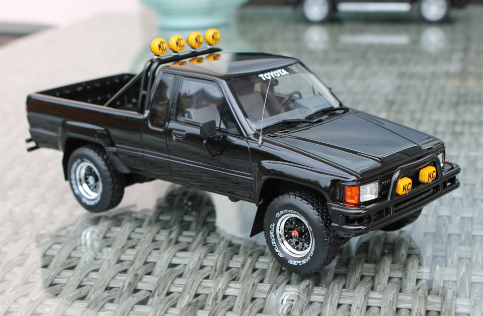 TOYOTA HILUX SR5 1985 Zurück in die Zukunft OTTOMOBILE 1:18