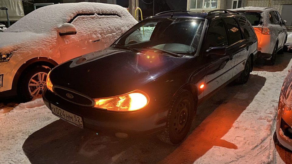 Вернулась к подъезду. — Ford Mondeo II