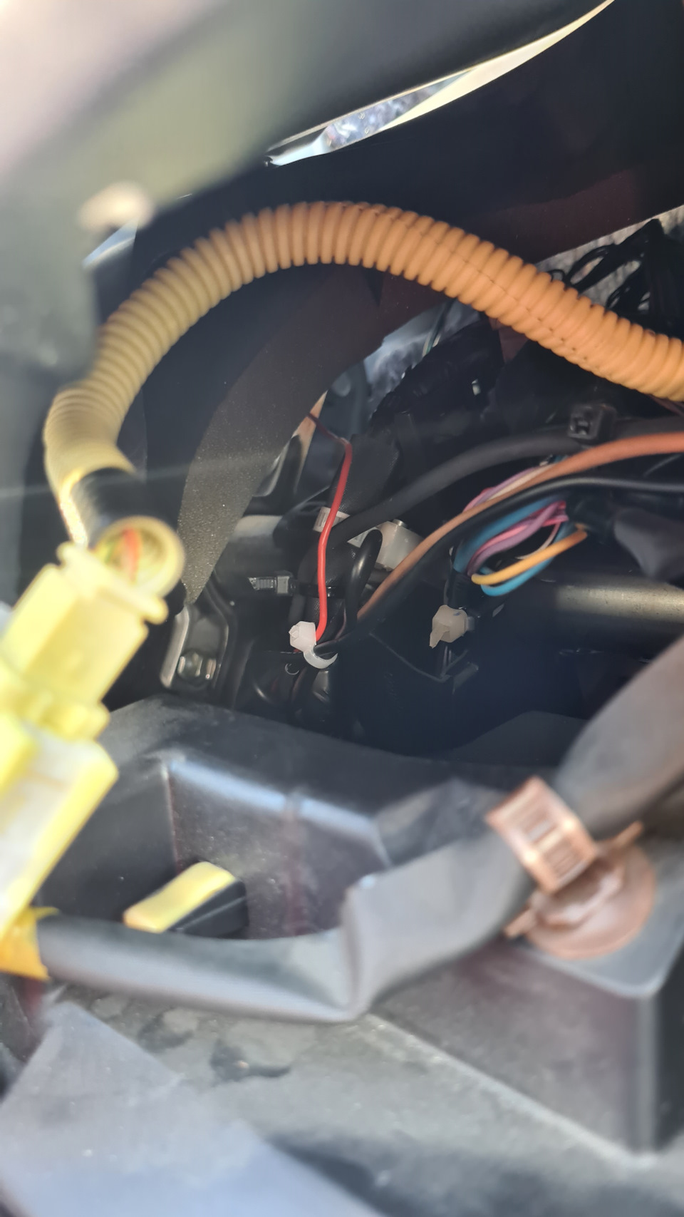 Провода прокинул вдоль заводских, закрепил аккуратно с помощью хомутов — Toyota Vitz (130)