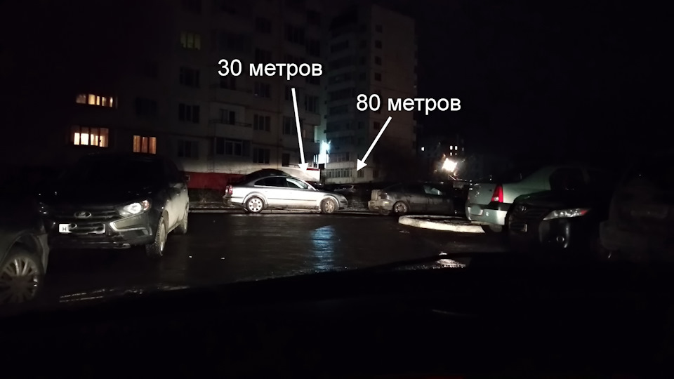 Въезд на подъем, видно как ближний освещает стену в 30 и в 80 метрах. — Lada Vesta SW Cross (1G)