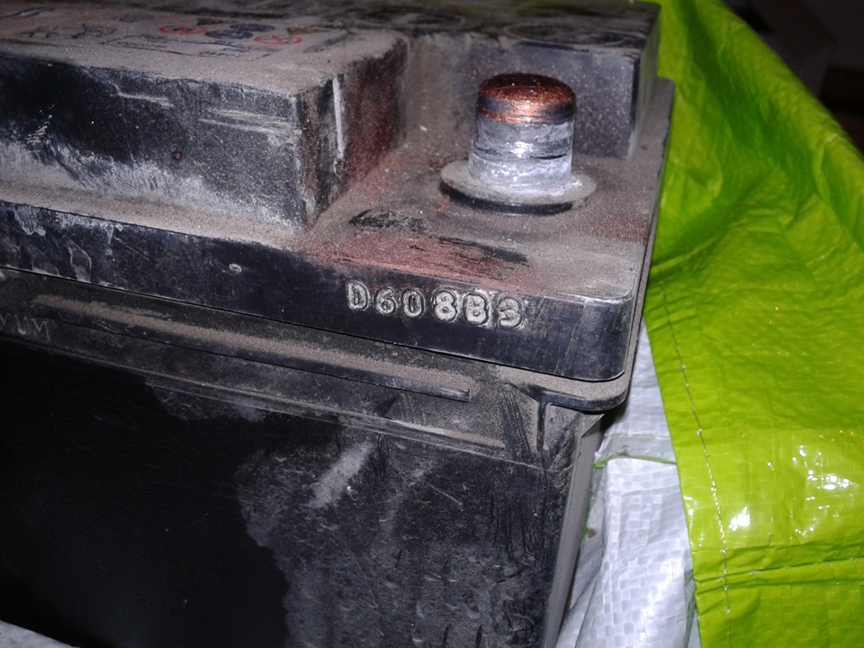 Не знаю, можно ли расшифровать по этому точный возраст — Nissan Almera II (N16)