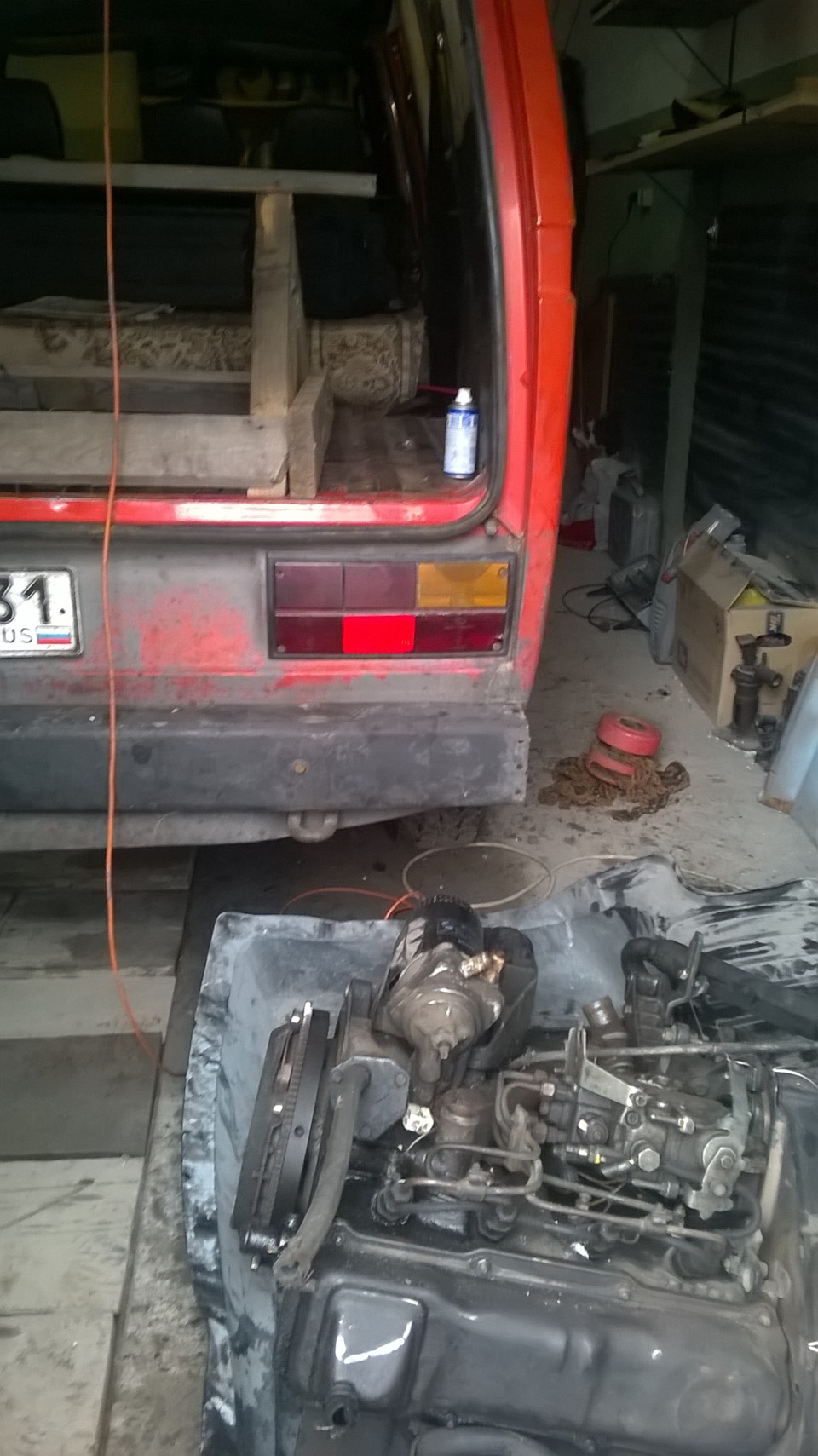 Мотор ждёт. Мы думаем, что со всем этим добром делать.) — Volkswagen Transporter T3