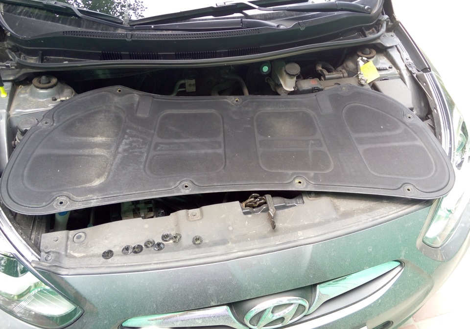 Вытаскиваем клипсы, снимаем стандартную шумку — Hyundai Solaris (1G)