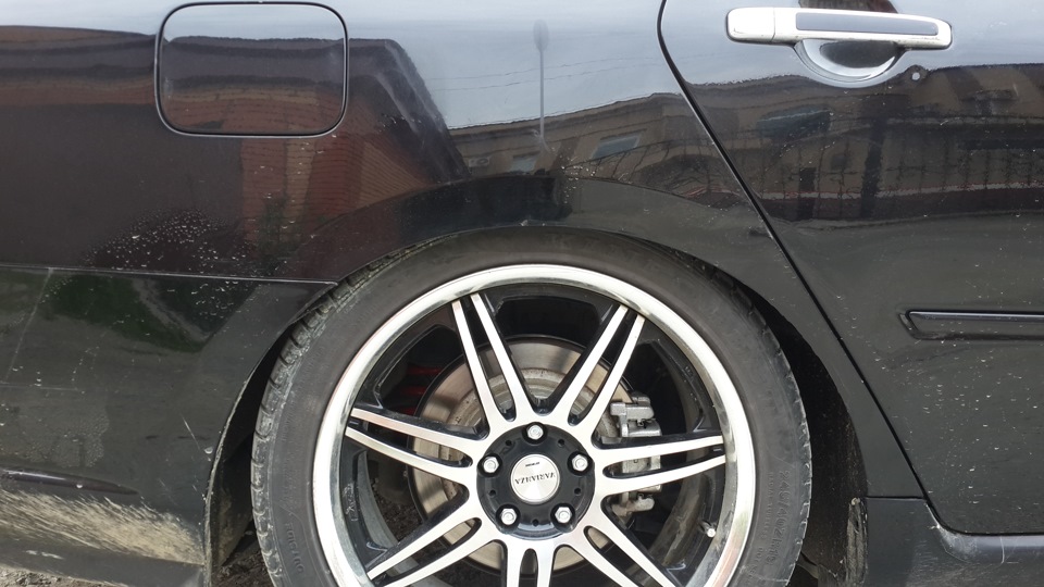зад. Резина уходит в арку — Infiniti M (2G)