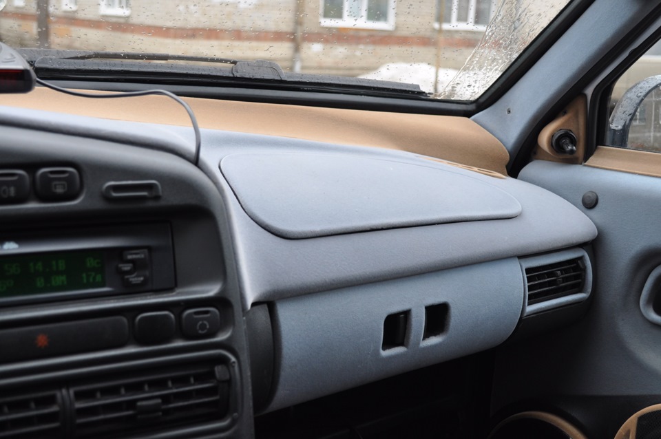 накладка на торпеду будет бежевой, как уплотнители на стеклах. — Lada 2114