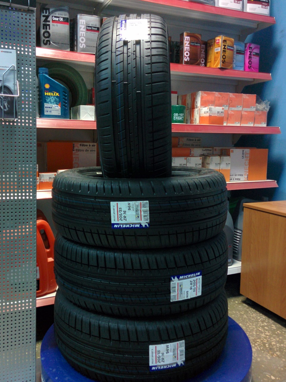 Стопка Пилот Спорт 3 205/55/R16. — Volvo S60 (2G). Запчасти на фото: Michelin Pilot Sport PS3 205/55R16, GB107
