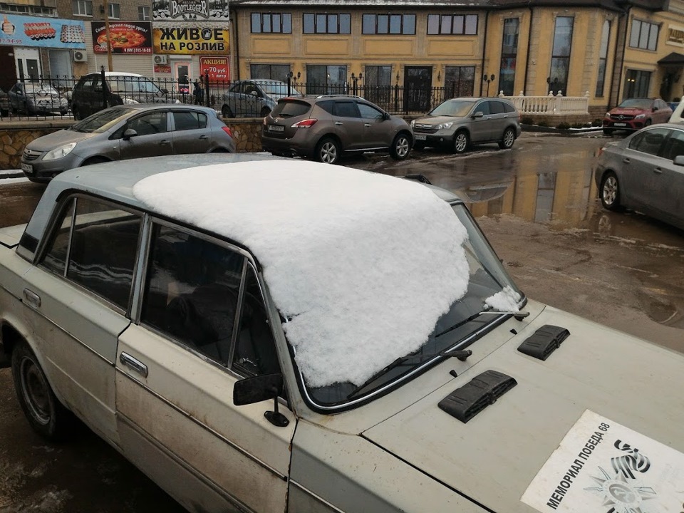 Снег сполз с крыши на стекло :) Чем-то мне напоминает картину Сальвадора Дали. — Lada 21063