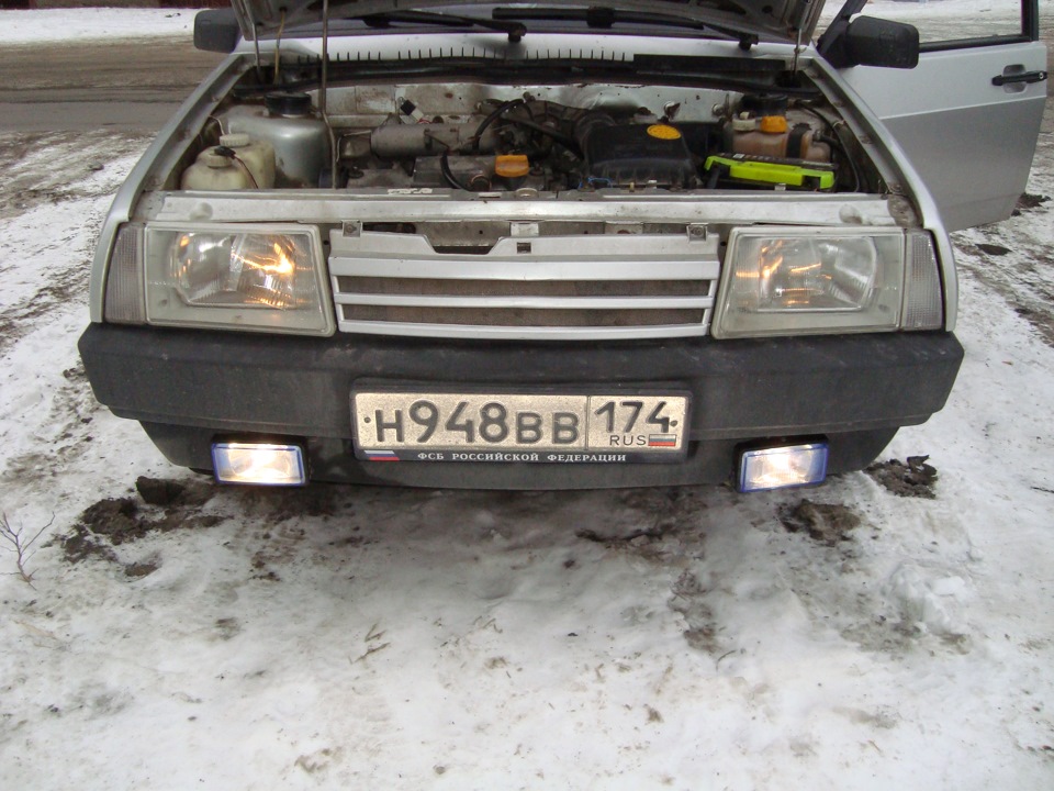 Включается как положено, только при включенных габаритах. — Lada 21099