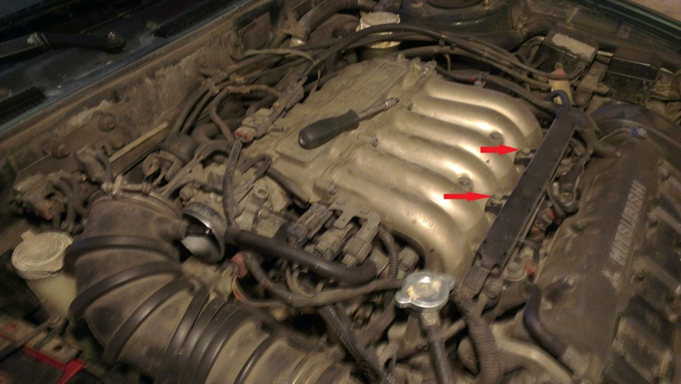 снимаем патрубок и выкручиваем два болта — Mitsubishi 3000 GT