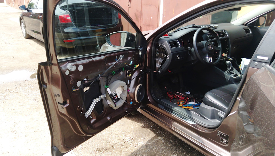 В процессе. Установлены Morel — Volkswagen Jetta VI