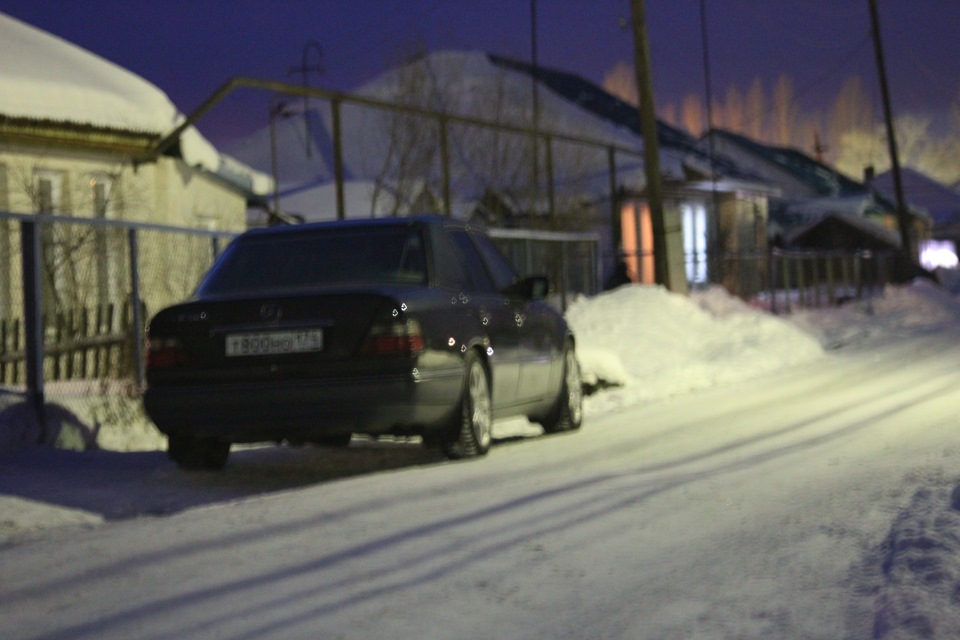 Фото в бортжурнале Mercedes-Benz E-Class (W124). Запчасти на фото: 0N005