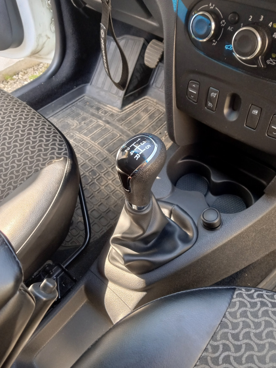 Фото в бортжурнале Renault Logan (2G)