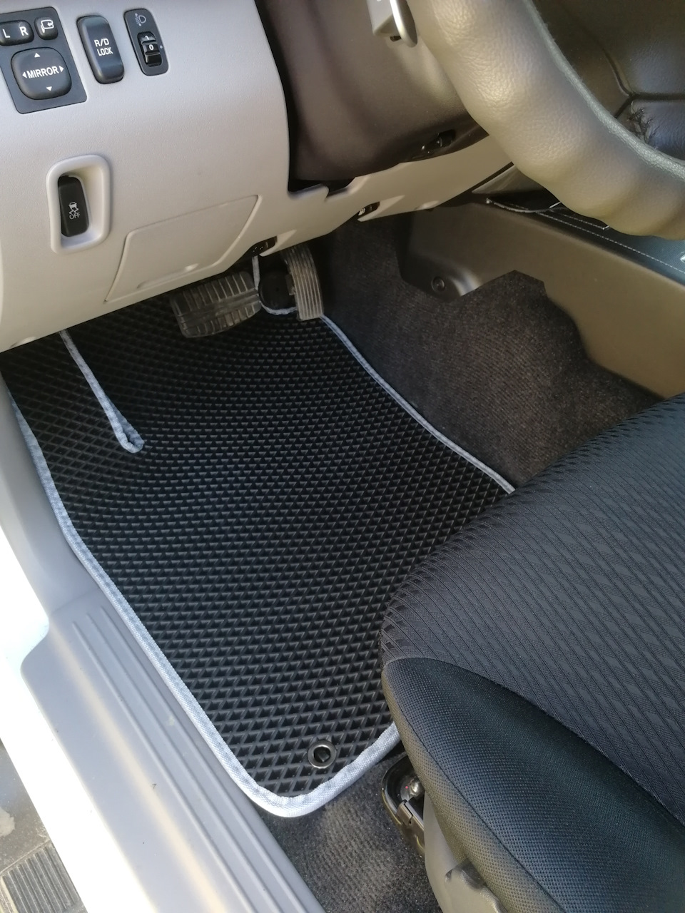 Серая окантовка уже замаралась за неделю с водительской стороны. — Mitsubishi Pajero Sport (2G)