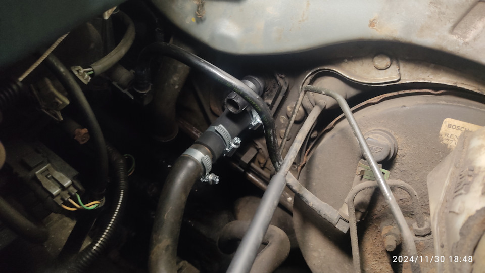 Это нижний — Renault Symbol (1G)