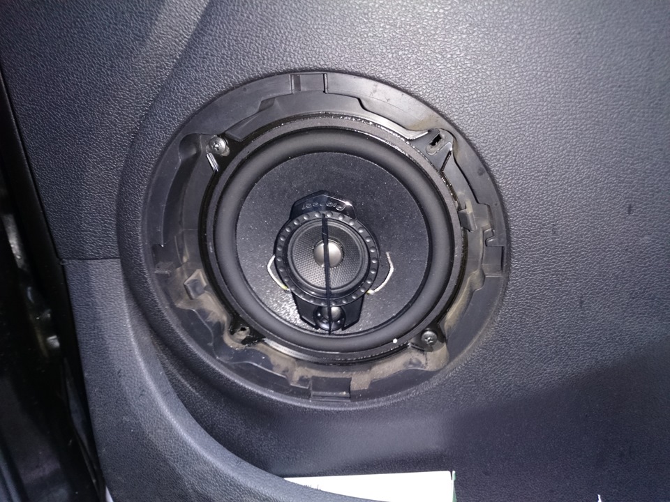 В передних дверях — Renault Logan (1G)