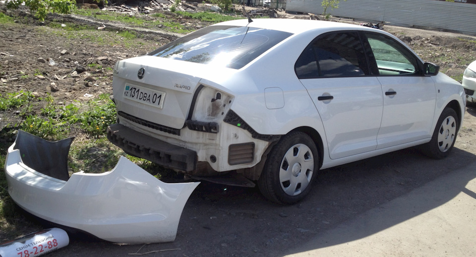 любуемся тачкой, как она дерзко выглядит без фонарей и бампера — Skoda Rapid (1G)
