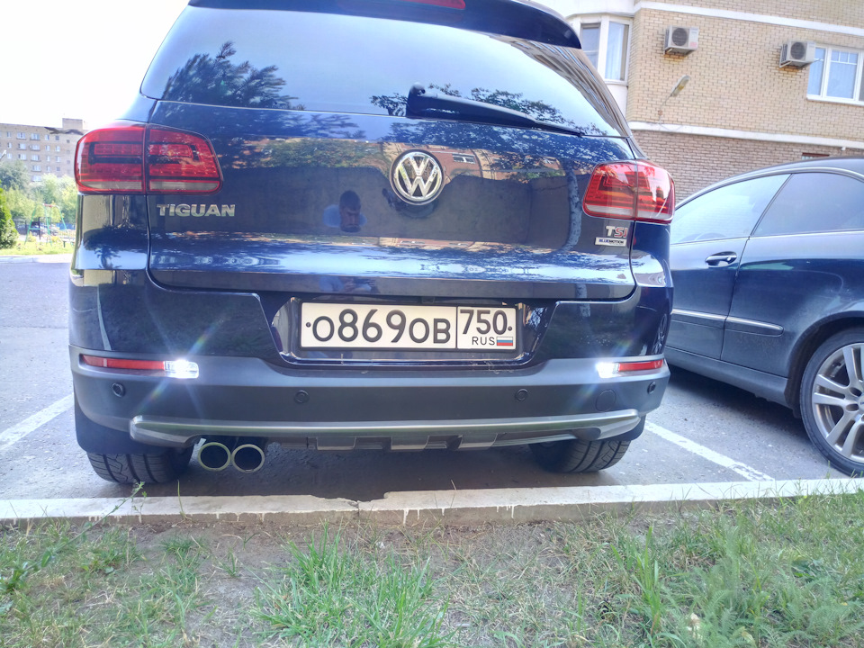 Это вот так светят фонари заднего хода с новыми светодиодами. — Volkswagen Tiguan (1G)