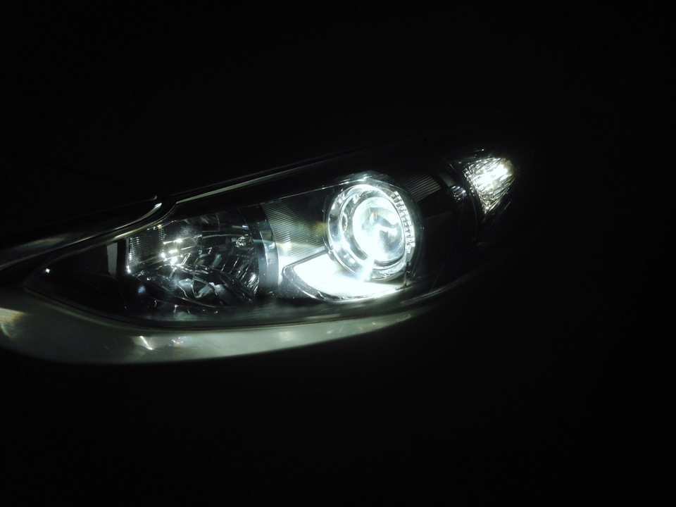 Получилось так, холодный белый свет. На фото именно так как светит в живую. — Mazda 3 (3G) BM