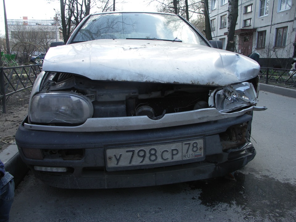 Лужа на асфальте — это вытекшая из снятой плёнки дождевая вода) — Volkswagen Golf Mk3