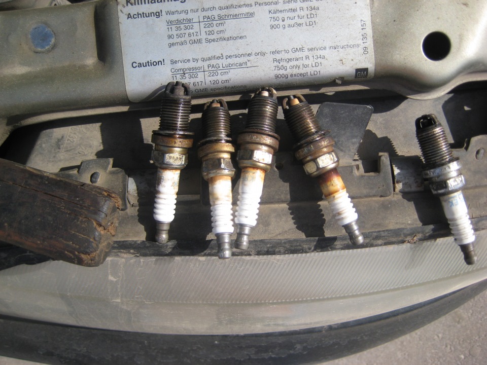 1 свечка в масле — Opel Vectra B. Запчасти на фото: 1135302, 90507617