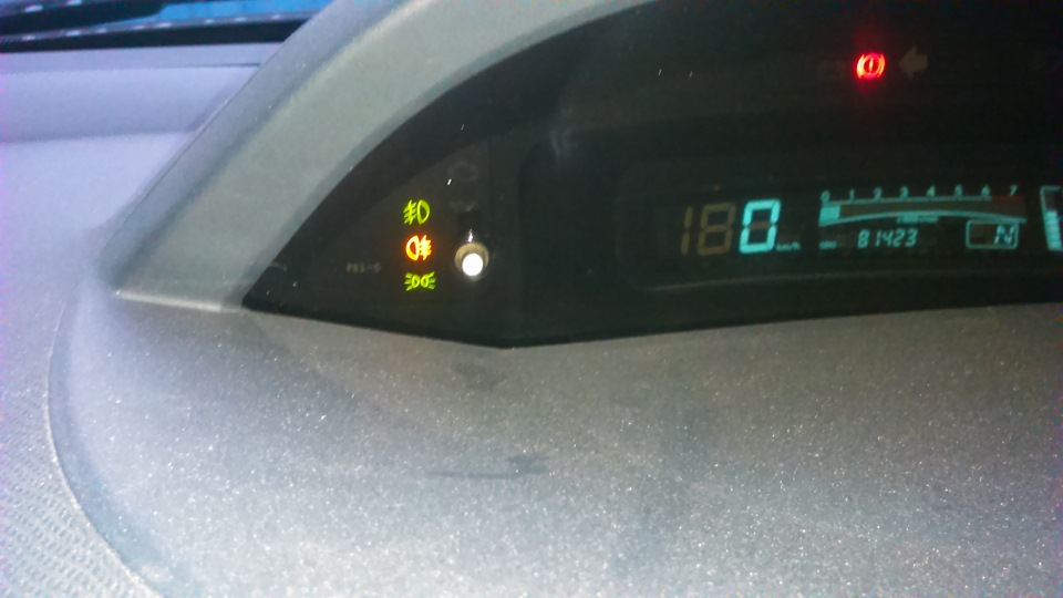 Светится! ))) — Toyota Yaris (p2). Запчасти на фото: B1423