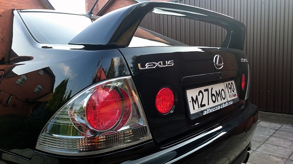 Задняя оптика — как новая — Lexus IS I