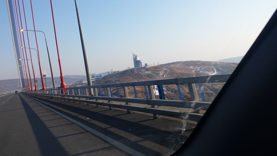 город вдалеке. — Nissan Tiida (1G)