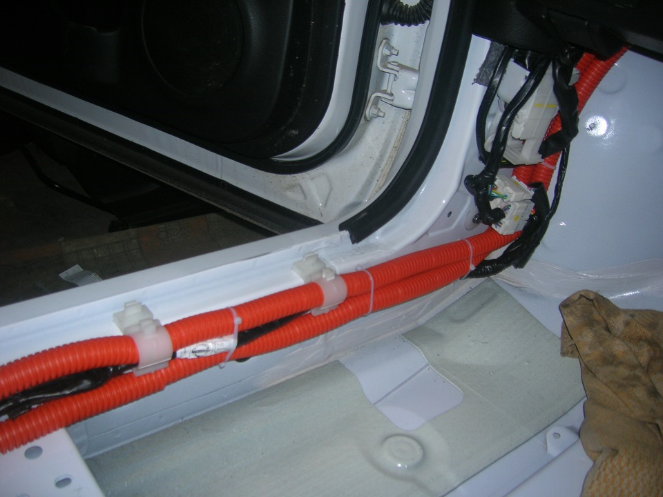силовые провода вдоль левого порога — Hyundai Accent (2G)