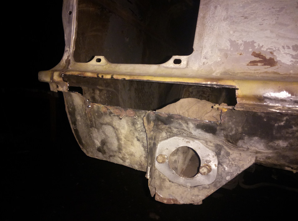 Под фонарем пришлось много вырезать пораженного металла — Volvo 244