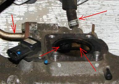 Вводы EGR и PCV рядом, масло из PCV запрлзает в EGR, что приводит к налипанию сажи — Suzuki Liana
