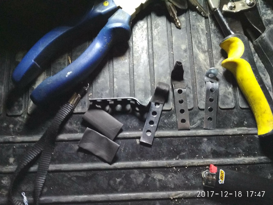 из пластинок от конструктора выгнул сами крючки, надел на них черную термоусадку. — Daewoo Lanos. Запчасти на фото: 121817