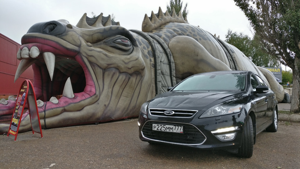 Дефект капота можно списать на борьбу с этим безумно опасным драконом) — Ford Mondeo IV
