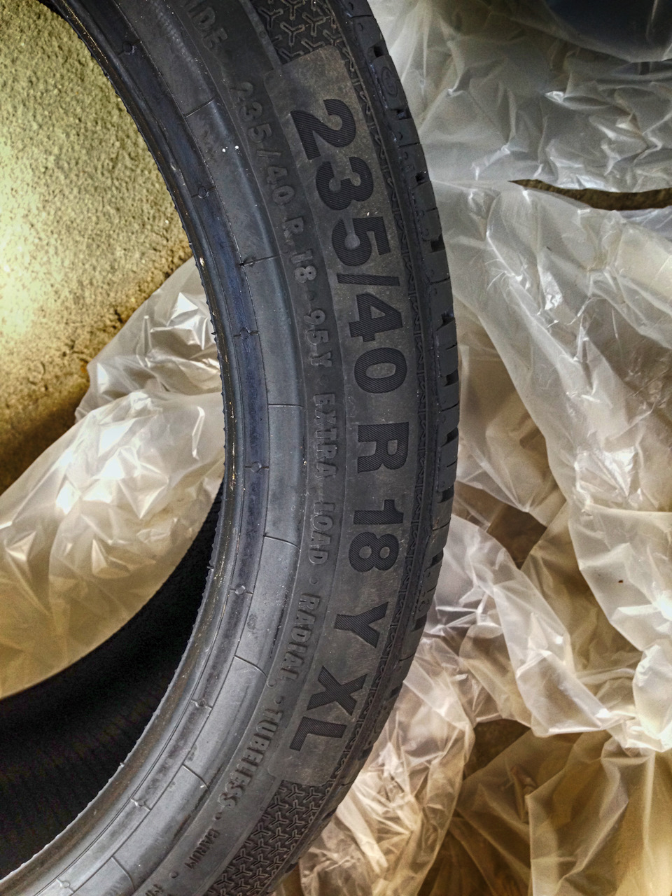 235/40 R18 Y XL — Volkswagen Passat Variant (B6). Found on photo: 2351301, B18957