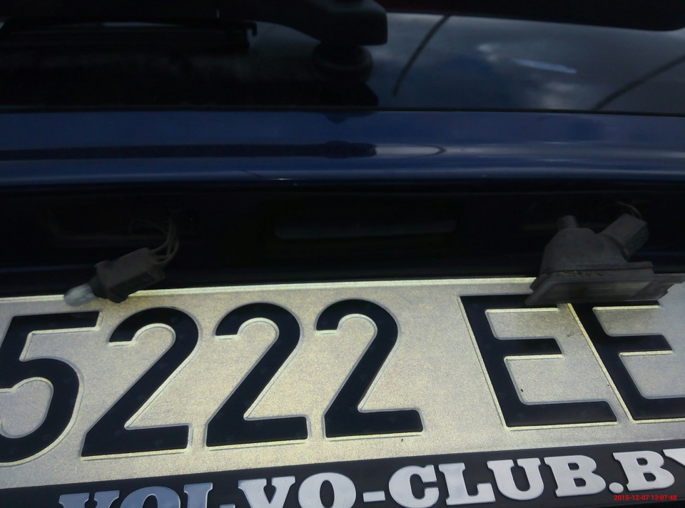 Держит плафон один винт Торкс Т20, потом его чуть в сторону. — Volvo V70 R (2G)