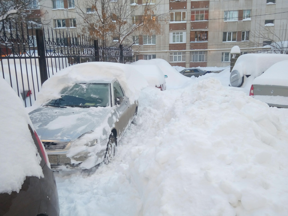 Машину уже видно и можно выехать вперед. — Lada Приора хэтчбек