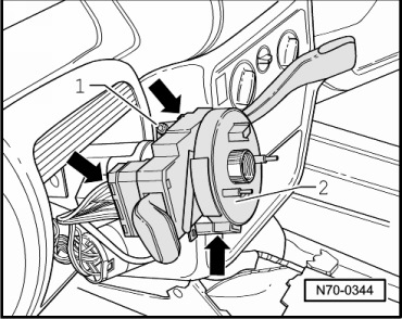 Аккуратно скидываем подрулевой шлейф. Главное не крутить его. — Volkswagen Passat B5