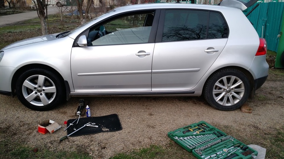 Лето спереди, зима сзади. Процесс смены. Все делал как всегда один. — Volkswagen Golf Mk5