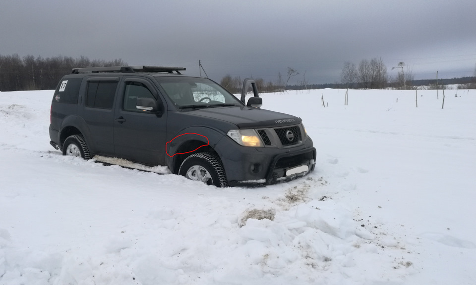 Где-то тут небольшая помятость переднего крыла — Nissan Pathfinder (3G)