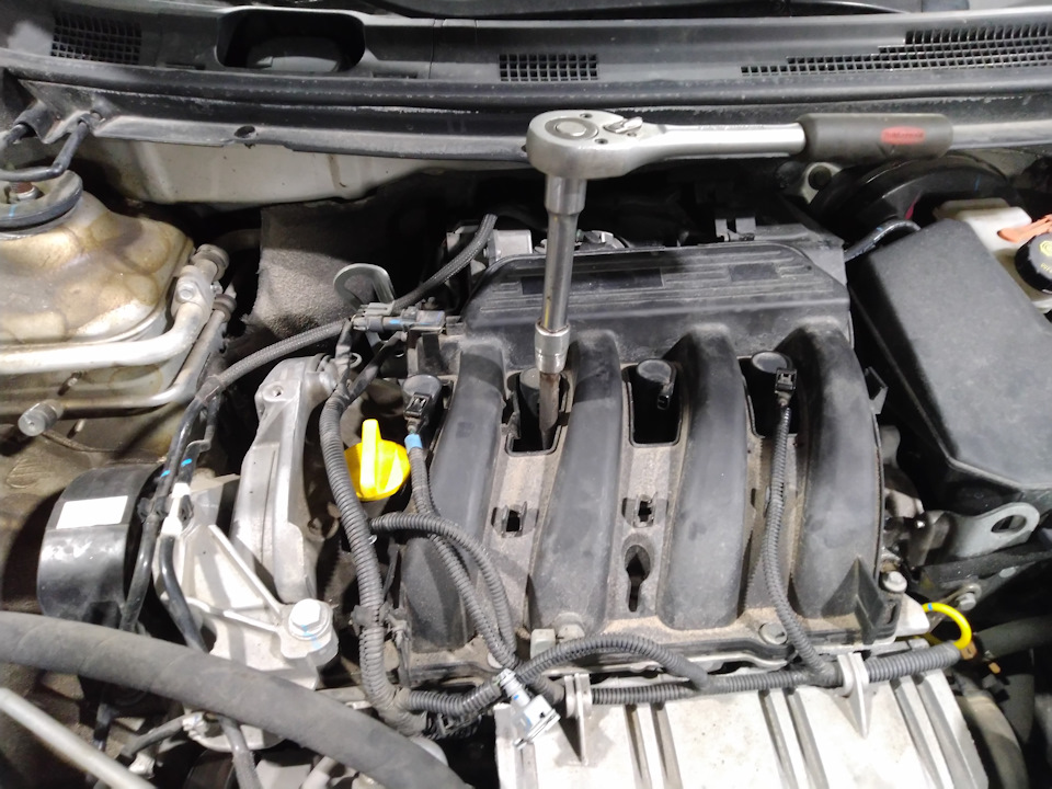 Торцовым ключем на 8 мм откручиваем винт крепления катушки — Nissan Almera V (G11/15)