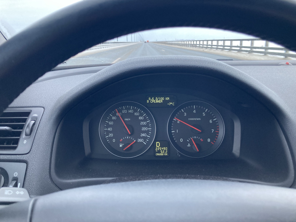 Вот мы только в Питер еще едем, температура сильно ниже середины — Volvo S40 (2G)