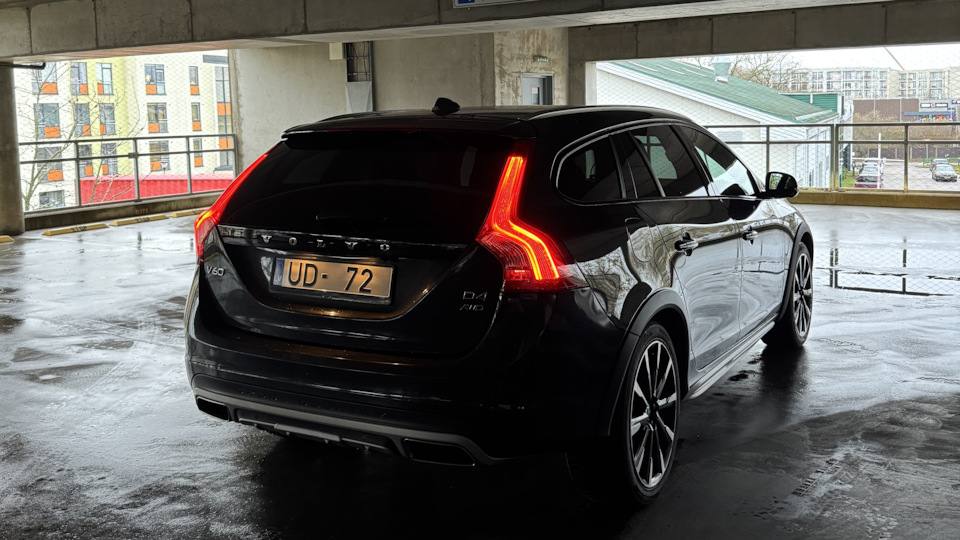 Volvo V60 Cross Country Dark Matter