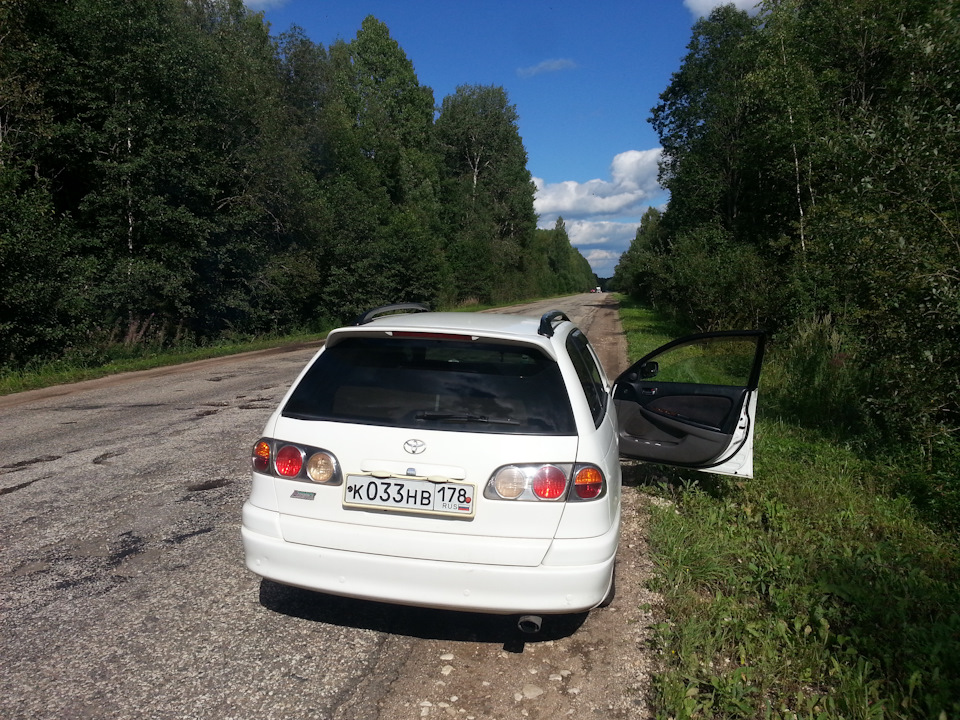 Попытался сфотать местный асфальт — Toyota Caldina (210)