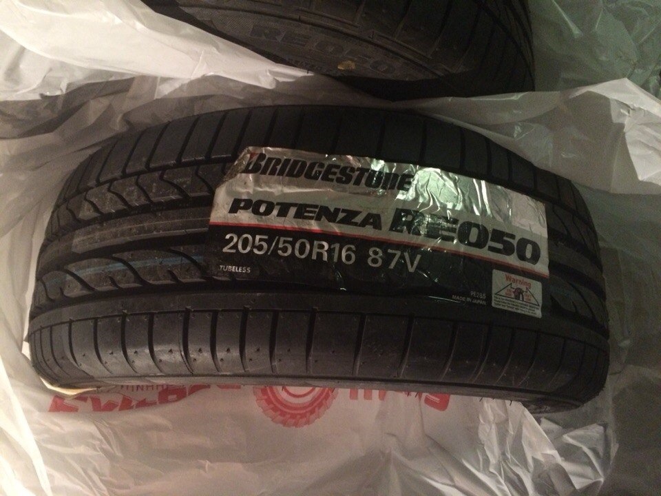 Фото в бортжурнале Hyundai Solaris Hatchback. Запчасти на фото: Bridgestone Potenza RE050 205/50R16