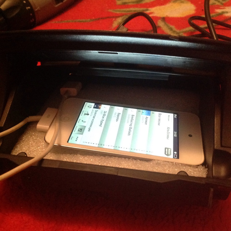 И внук iPod touch 4 — Mercedes-Benz C-Class Sportcoupe (C203)