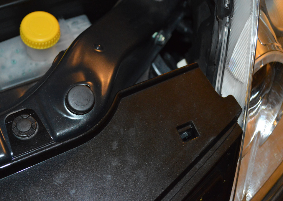 Левый отбойник на месте — Nissan Note (1G)